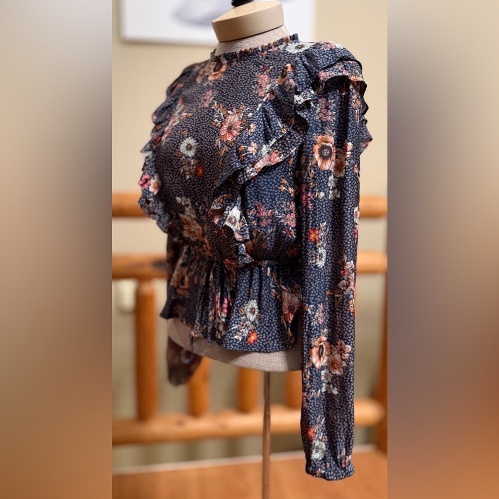 ✨ Lost + Wander Floral Ruffle Blouse ✨ - Picture 2 of 7